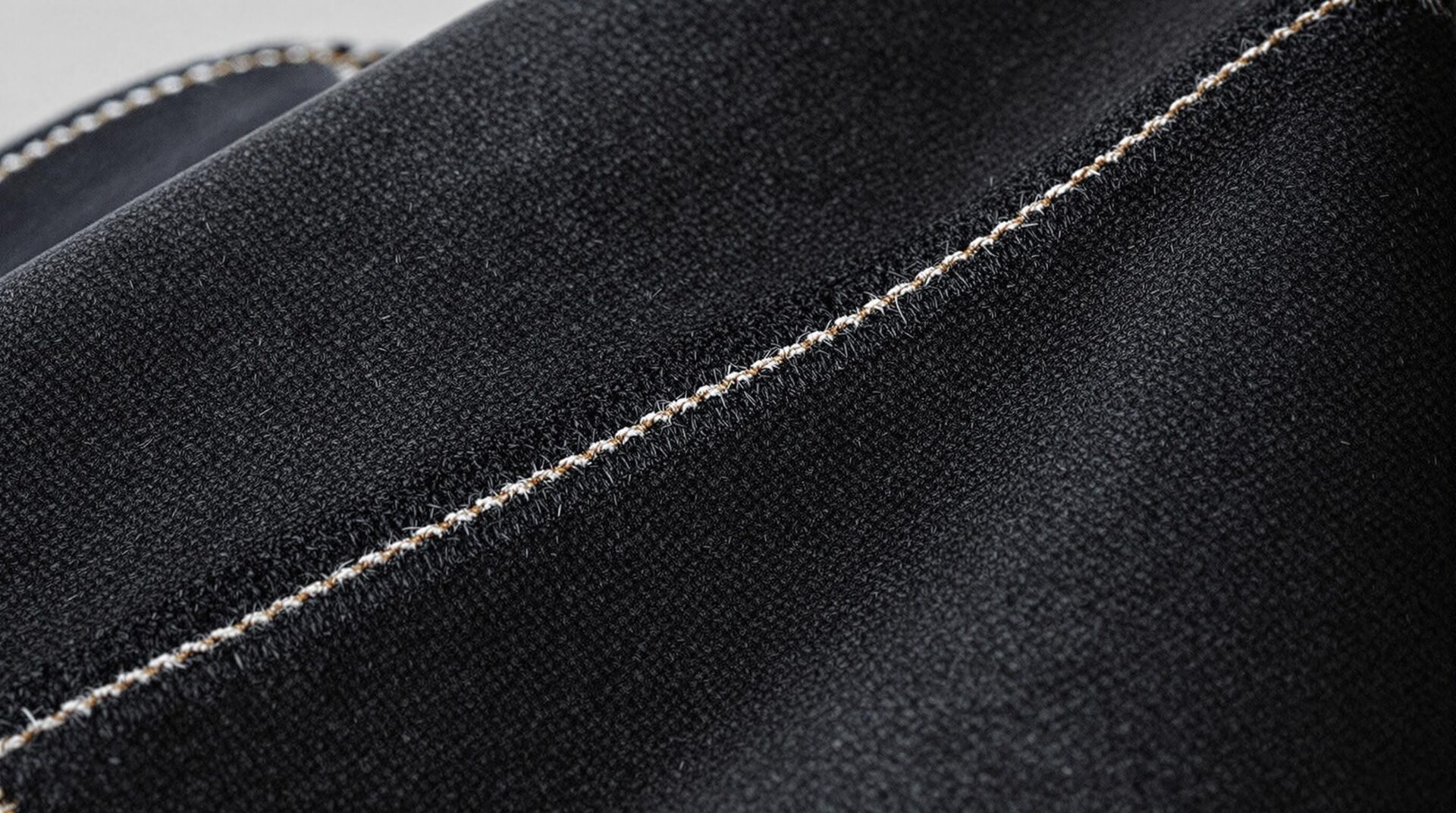 Découvrez notre jean noir classique pour homme, alliant élégance et confort. Parfait pour toutes les occasions, ce modèle incontournable de La Mode Authentique s'adapte à votre style tout en offrant une qualité supérieure. Sublimez votre garde-robe avec ce basique indémodable.